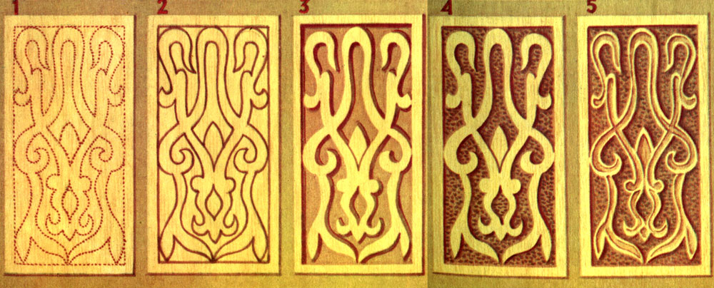 Орнаментальная доска на разных стадиях изготовления: 1 - с рисунком, нанесенным способом припороха; 2 - с прорезанным контуром рисунка; 3 - с выбранным фоном; 4 - с фоном, обработанным наколами; 5 - готовый резной орнамент с желобчатыми врезками