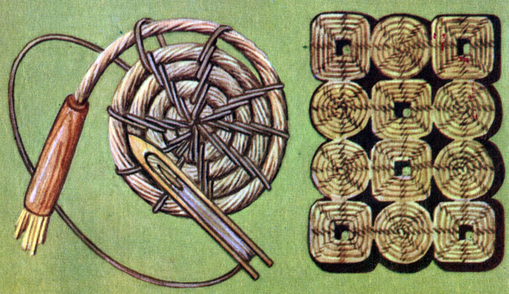Декоративный коврик из соломы и способ плетения детали коврика с помощью челнока