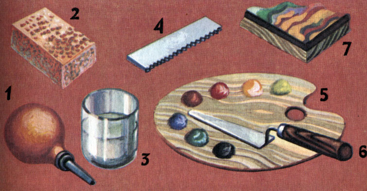 Инструменты и приспособления, необходимые для работы: 1 - груша, 2 - губка, 3 - банка с разбавителем, 4 - скребок, 5 - палитра с цветными гипсовыми смесями, 6 - мастихин, 7 - фрагмент пластины
