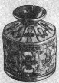Рис. 83. Литая чернильница с выемчатой эмалью XVIII в. Музей МВХПУ